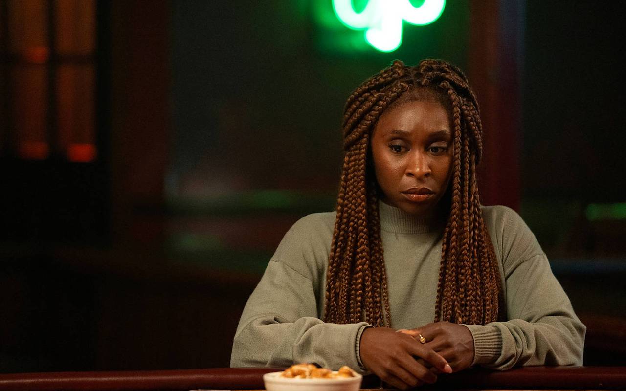 Privatermittlerin Holly am Tresen.