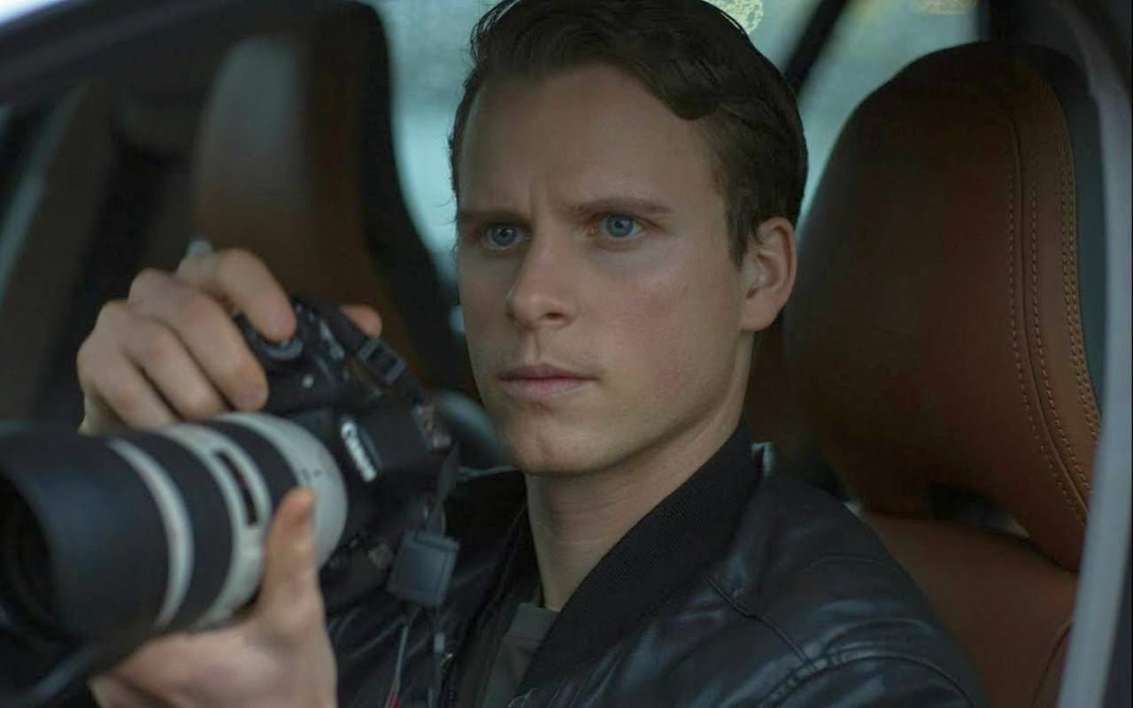 Wallander bei einer Observation.