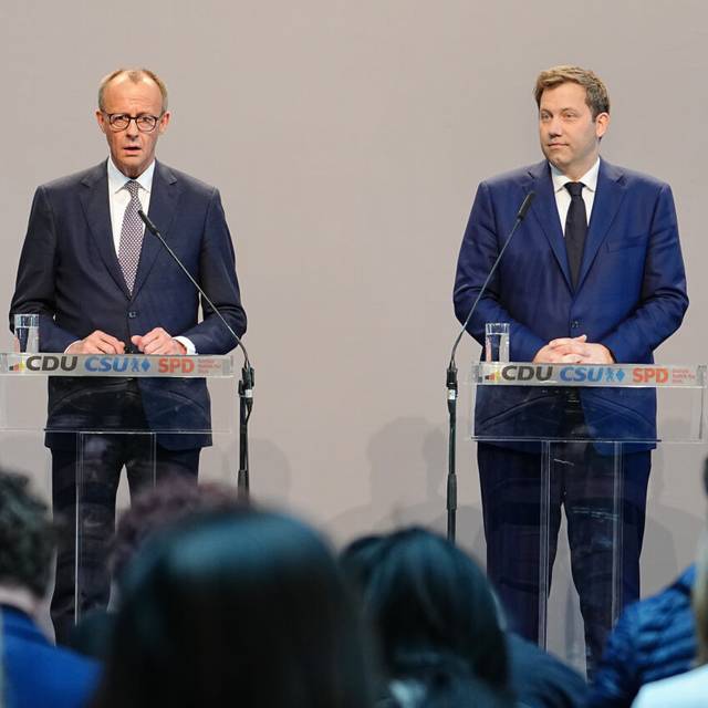 Friedrich Merz (links) und Lars Klingbeil (rechts) stehen nebeneinander und halten eine Pressekonferenz.