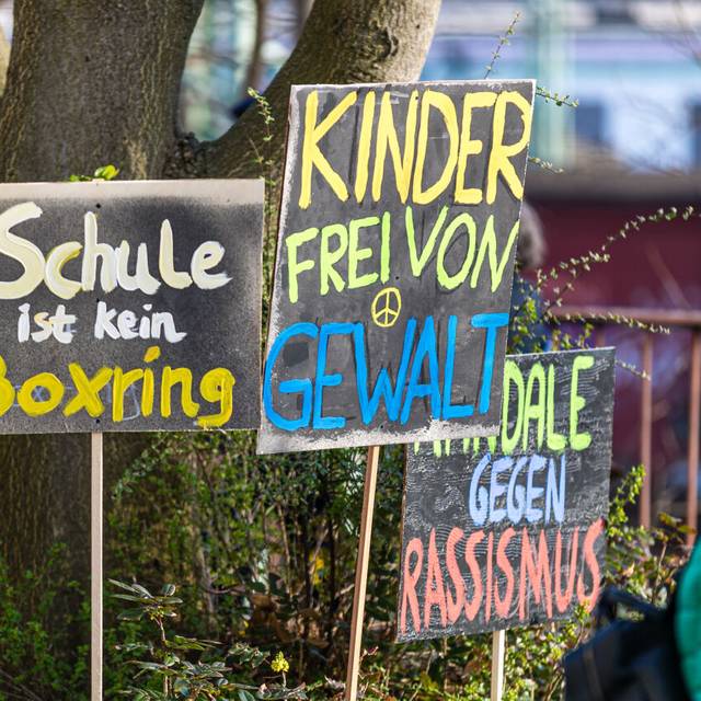 "Schule ist kein Boxring" und "Kinder frei von Gewalt" steht auf Schildern während einer Demonstration unter dem Motto "Kinder brauchen Sicherheit – Schule ohne Rassismus" vor dem Schulamt Cottbus