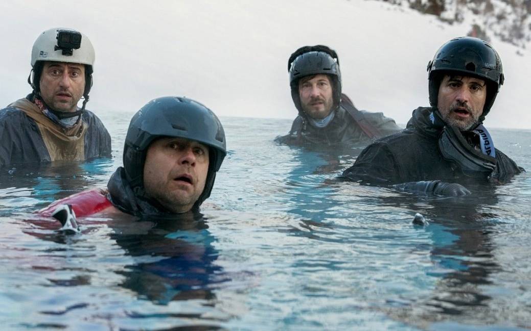 Die Männer gehen baden.