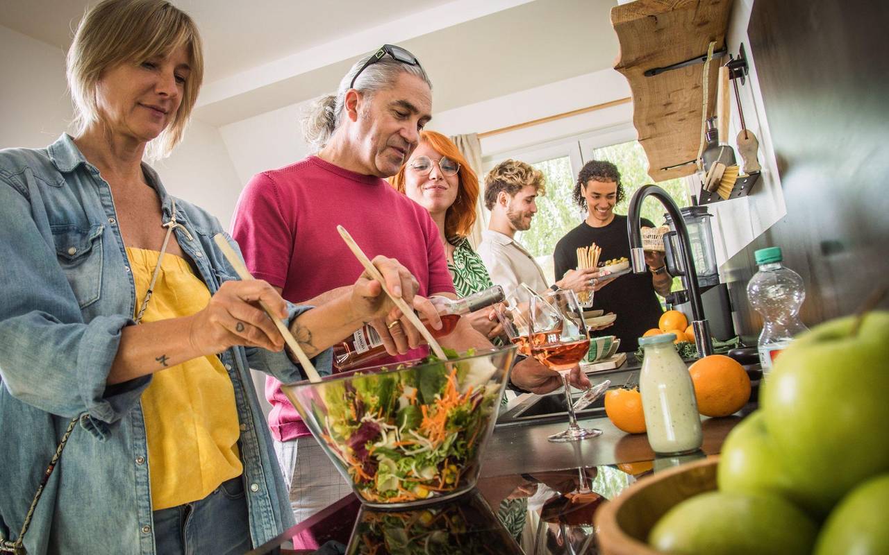 Eine Familie kocht gemeinsam