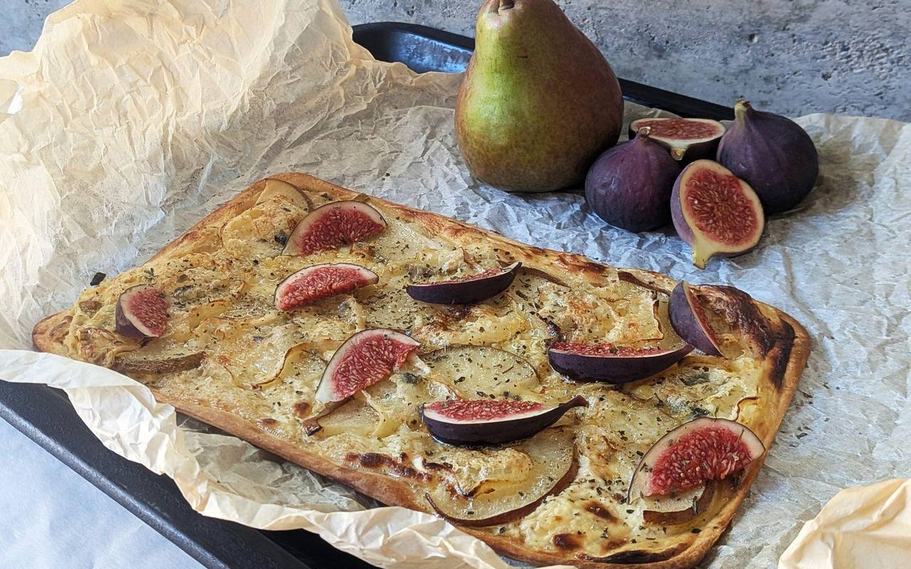 Flammkuchen mit Senfcreme, Birne und Gorgonzola