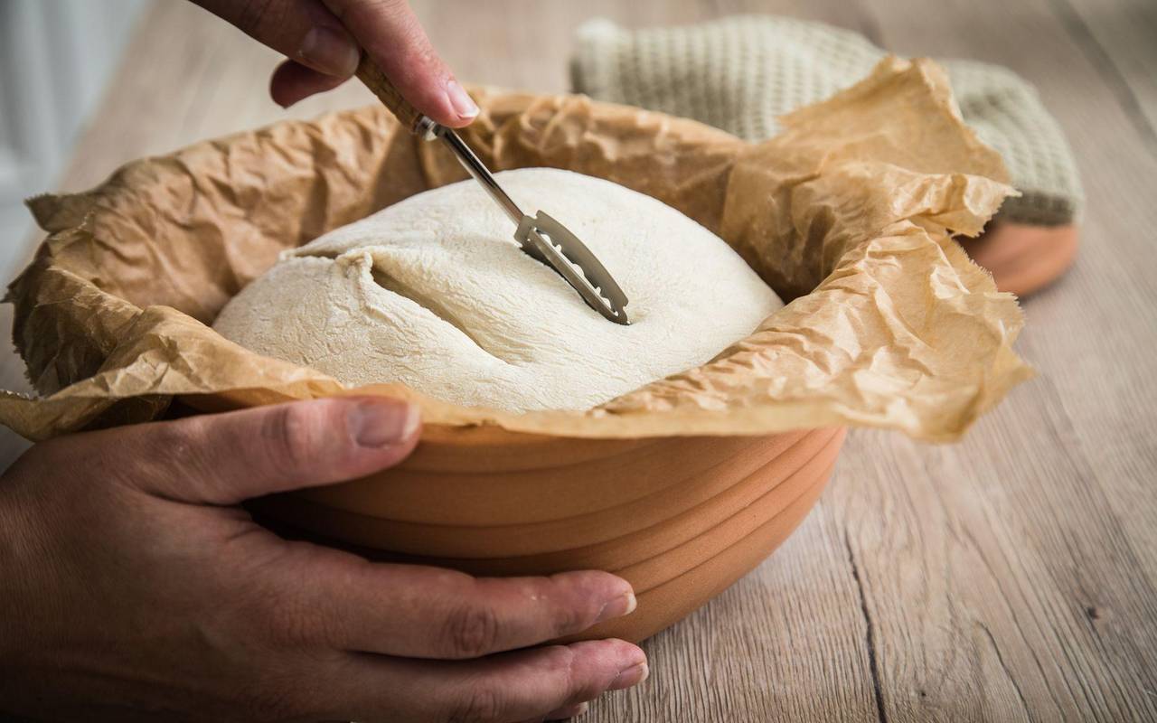 Sauerteig Weizenbrot im Römertopf backen