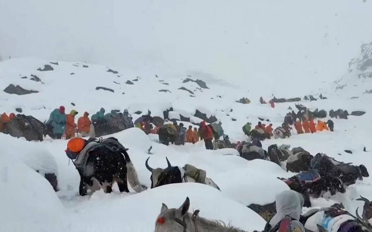 Kletterer am Mount Everest durch Schneefall eingeschlossen