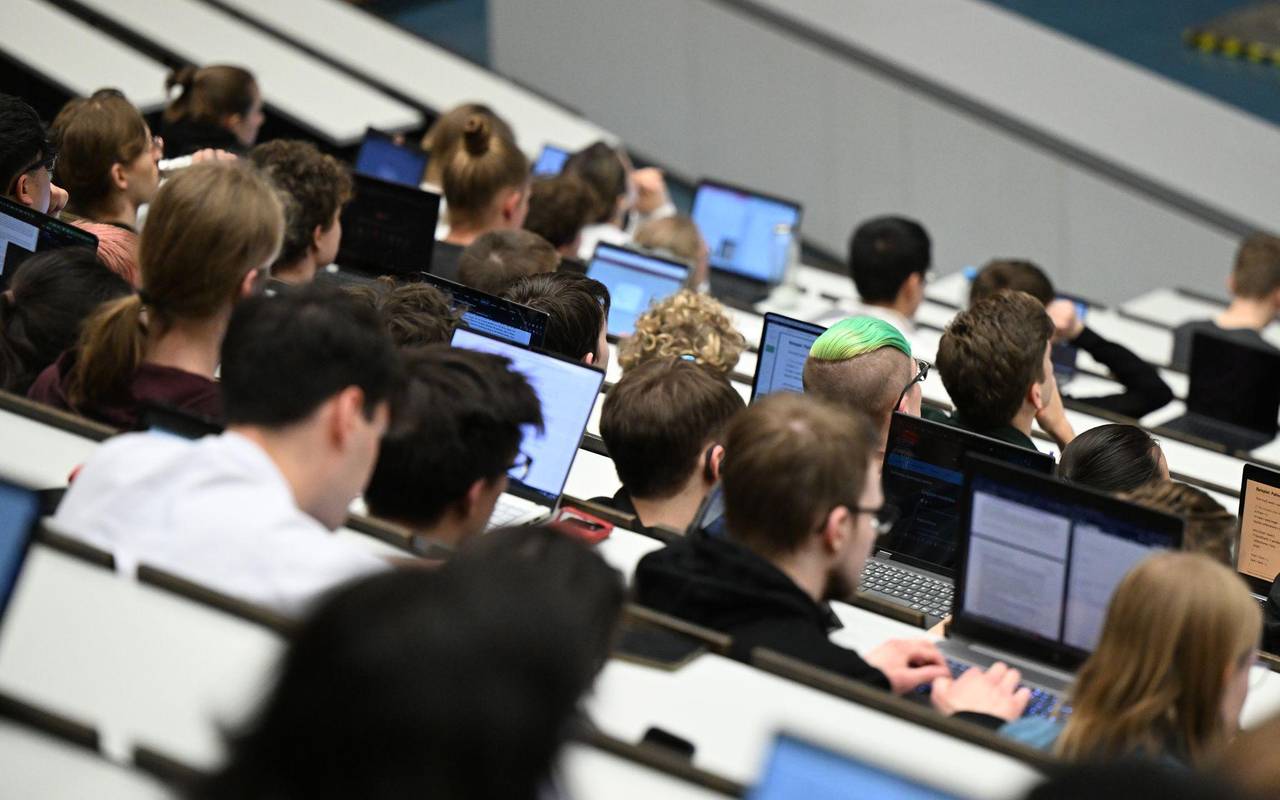 Studenten sitzen in einem Hörsaal