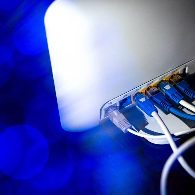 Netzwerkkabel (LAN-Kabel) stecken in einem Router