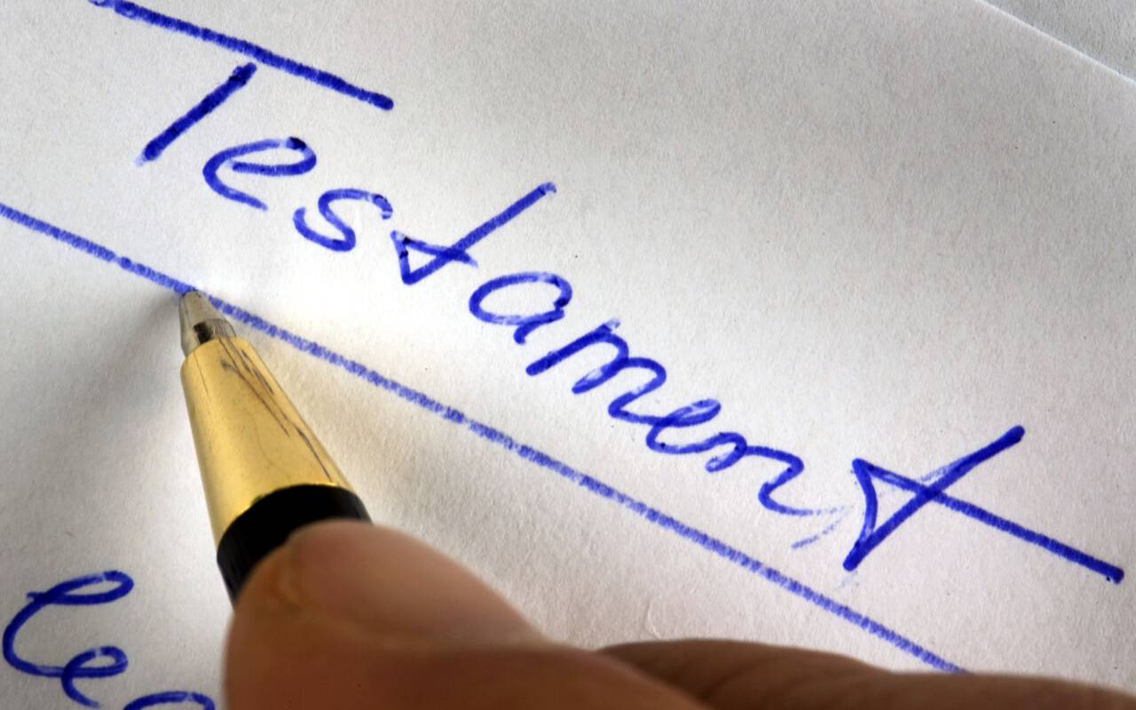 Ein Testament wird in Schwerin handschriftlich verfasst