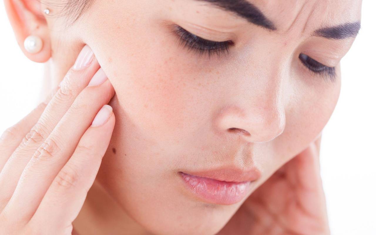 Frau hat Kieferschmerzen