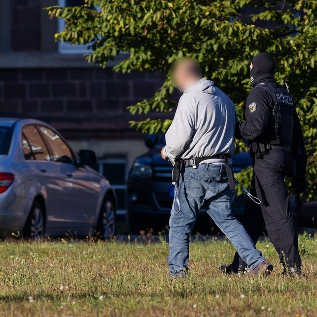 Waffenfund nach Festnahmen in Berlin