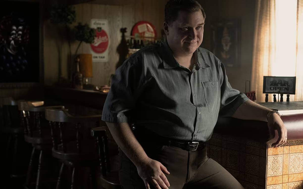 John wirkt unscheinbar.