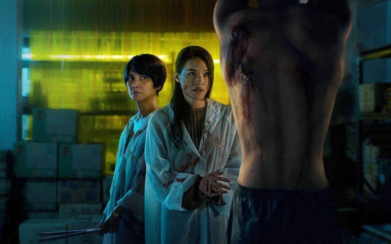 Der Mörder wird gefoltert.