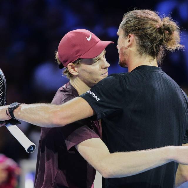 Jannik Sinner und Alexander Zverev (r)