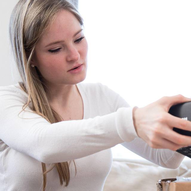 Eine Frau öffnet ein Paket