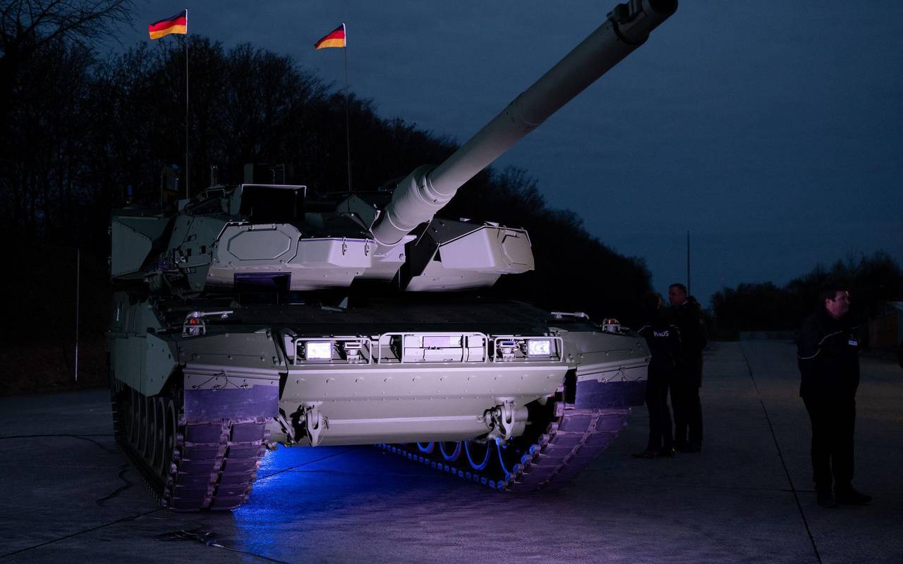 Roll-Out Leopard 2A8 und Panzerhaubitze 2000