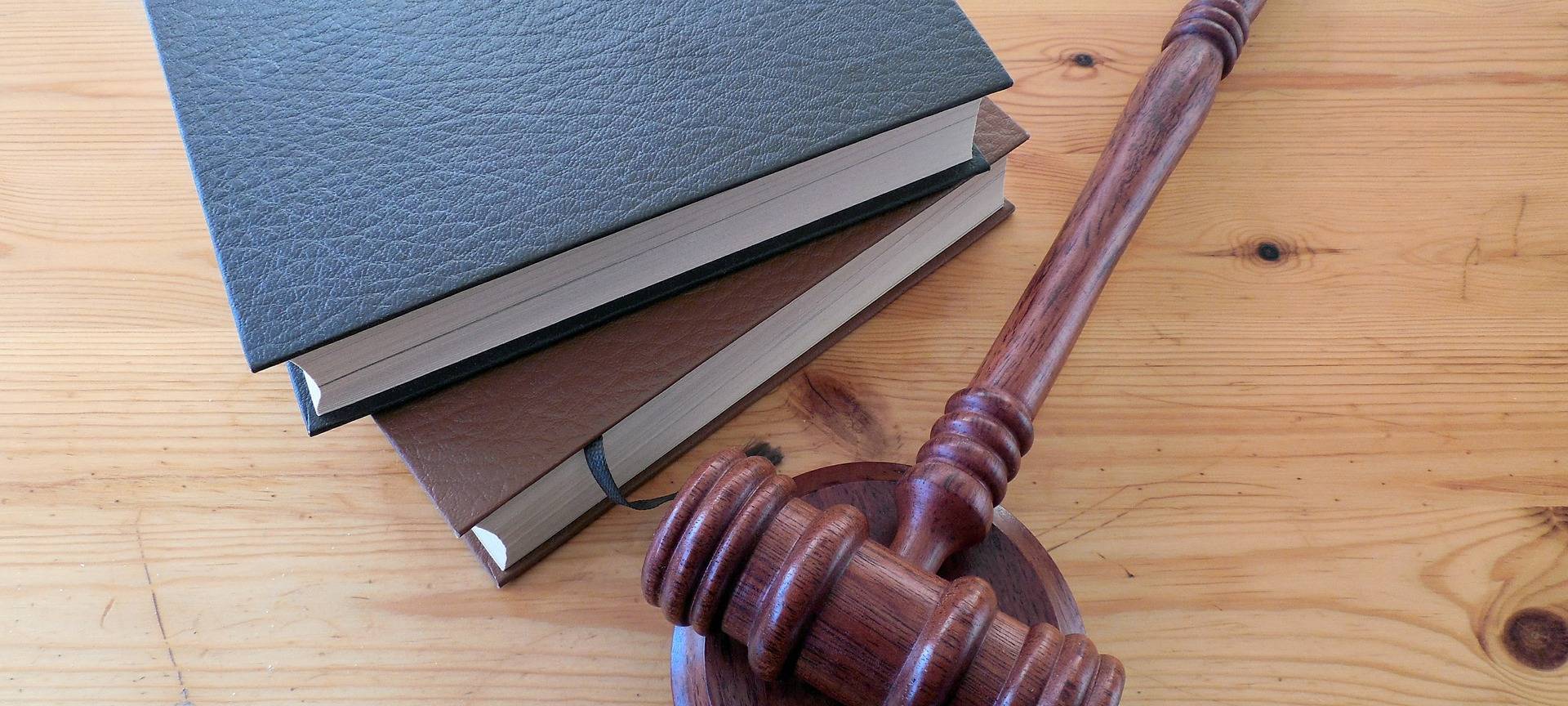 Wegen Sprengstoffexplosion vor dem Landgericht Krefeld