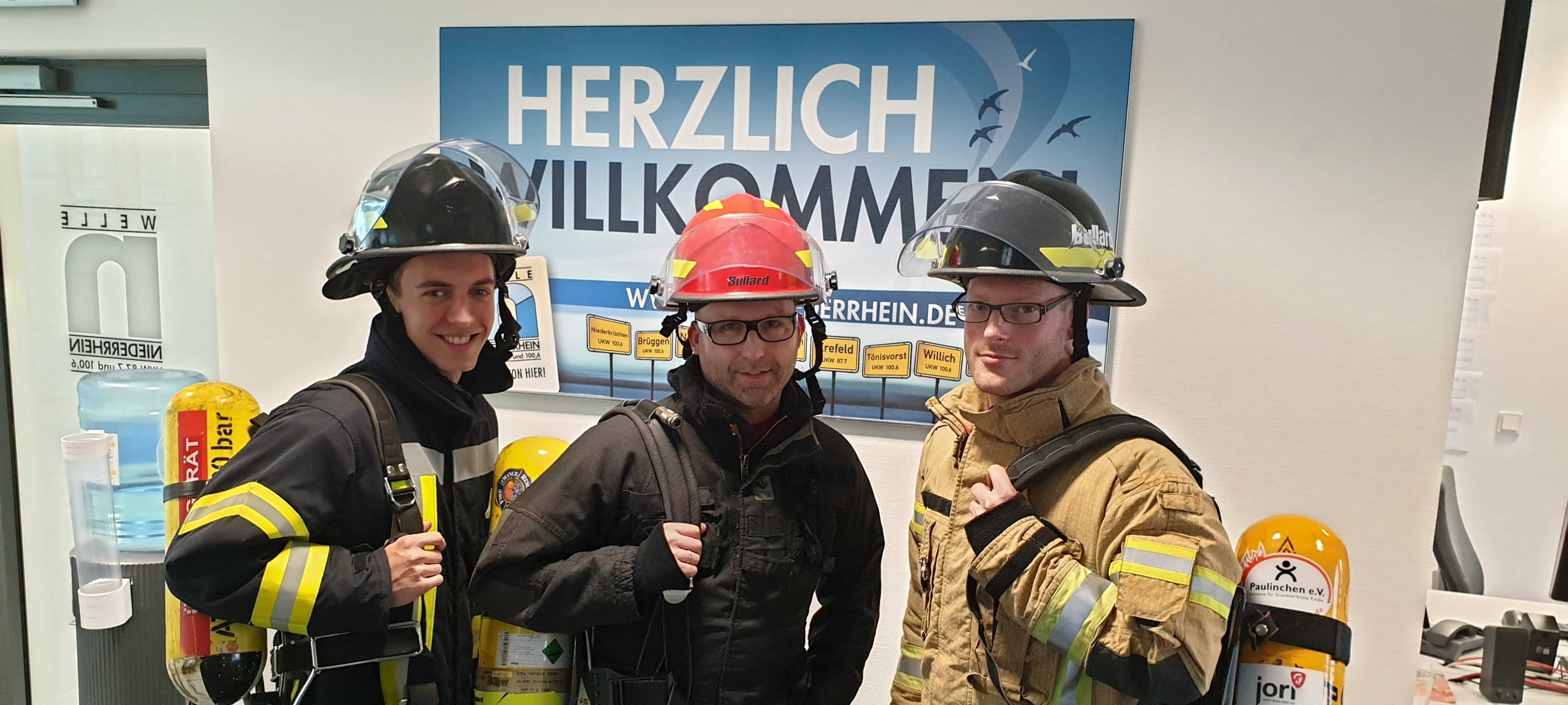 Feuerwehrleute laufen bei Hitze für den guten Zweck