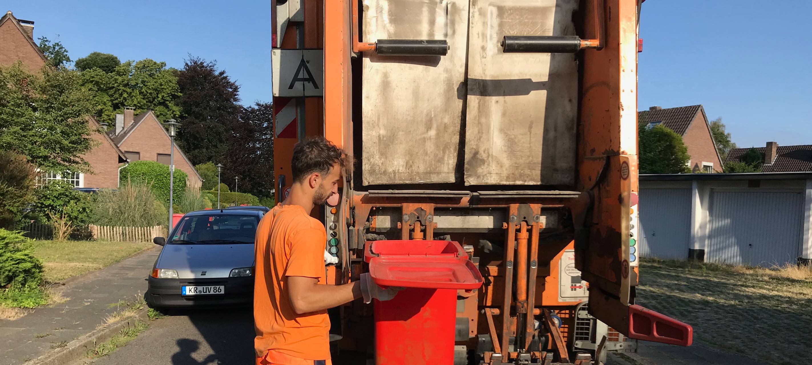 Unsere Sommerreporterin bei der Müllabfuhr in Krefeld