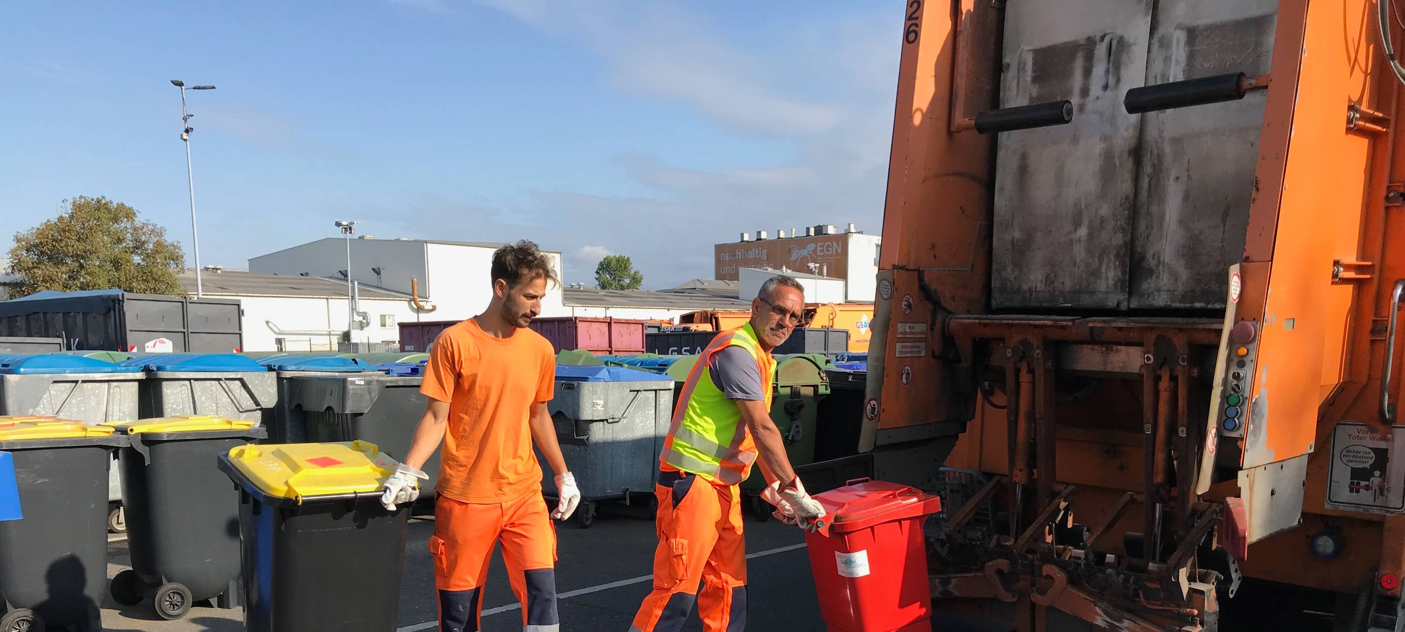 Unsere Sommerreporterin bei der Müllabfuhr in Krefeld