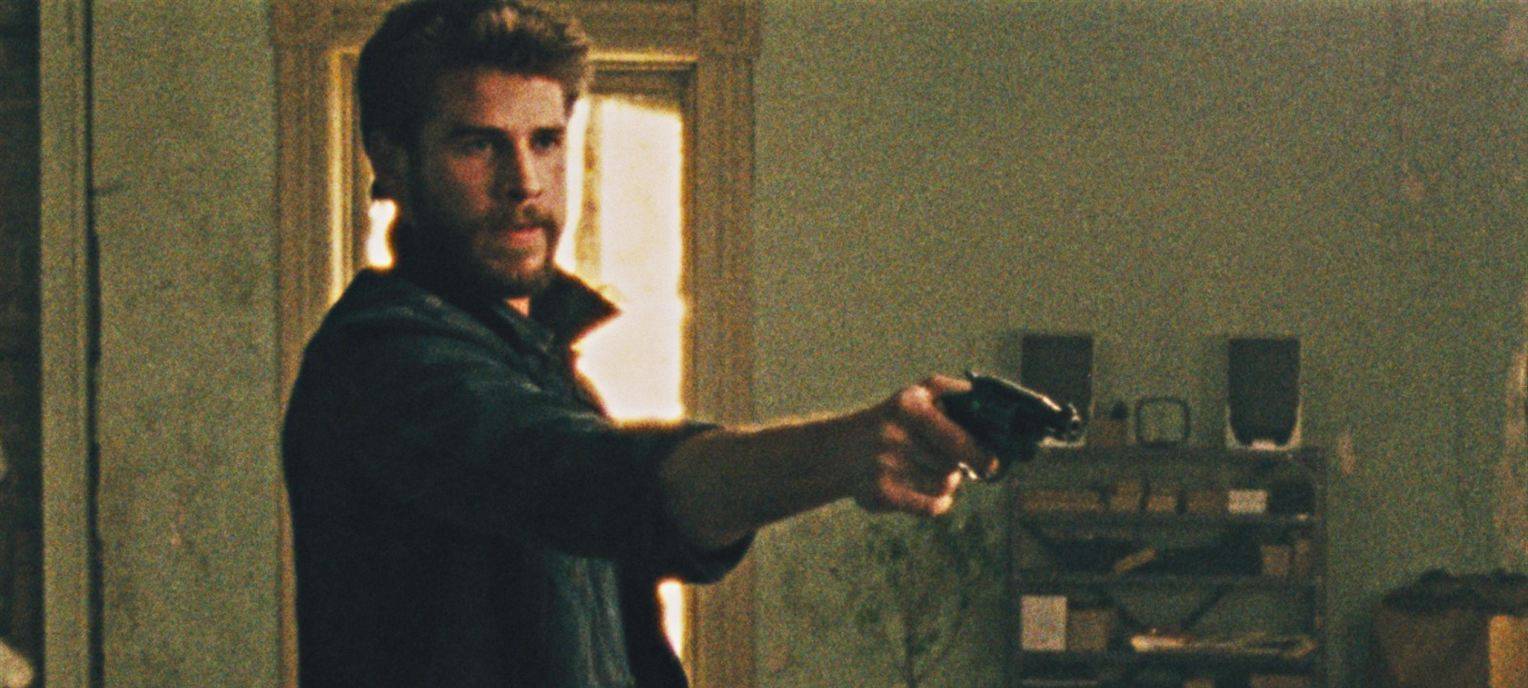 Moe richtet seine Waffe gegen einen Kontrahenten.