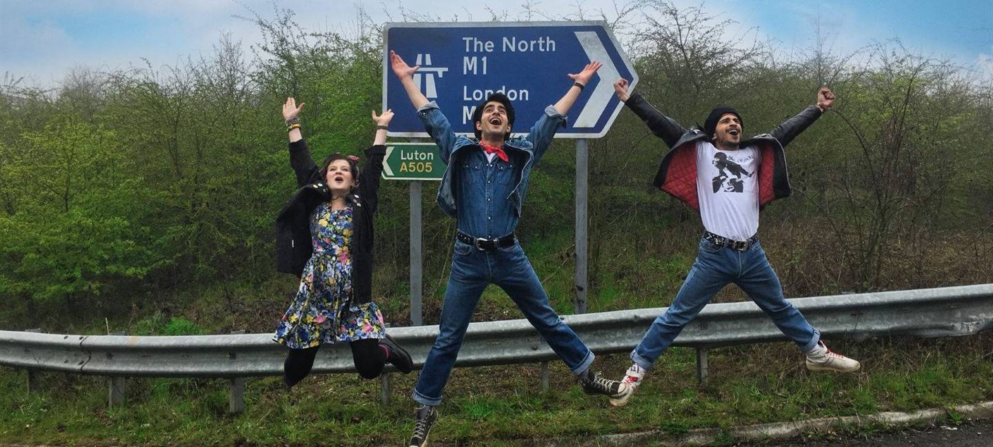 Javed tanzt mit seinen Freunden zusammen.