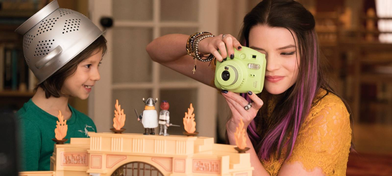 Noch spielen Marla und ihr kleiner Bruder Charlie ganz harmlos mit den kleinen Figuren.