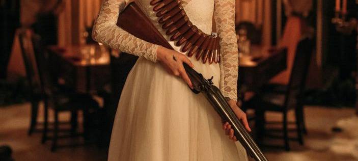 Grace muss sich schwer bewaffnet wehren.