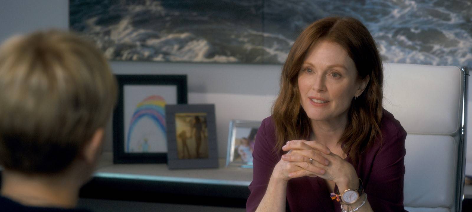 Theresa an ihrem Schreibtisch.