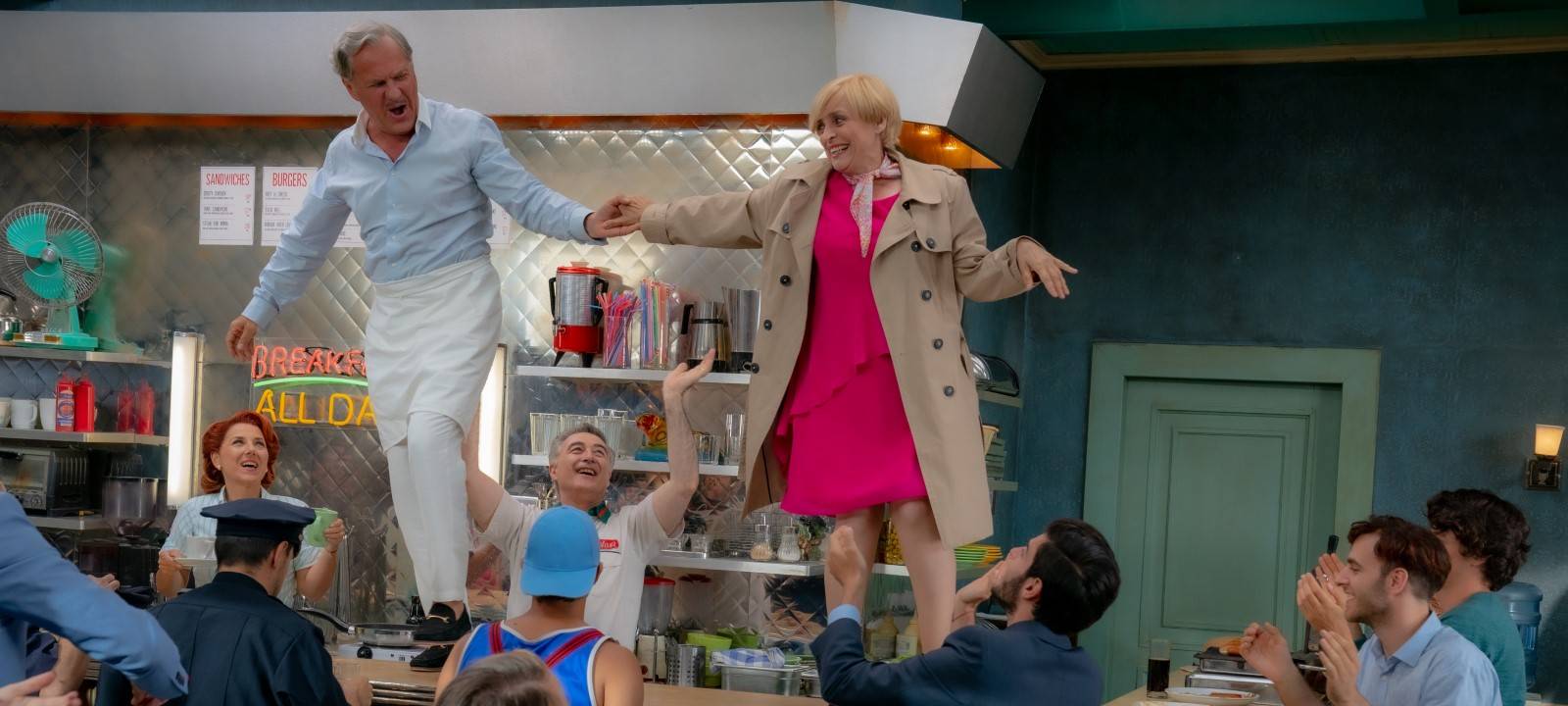 Maria tanzt mit ihrer neuen Liebe auf dem Tresen.