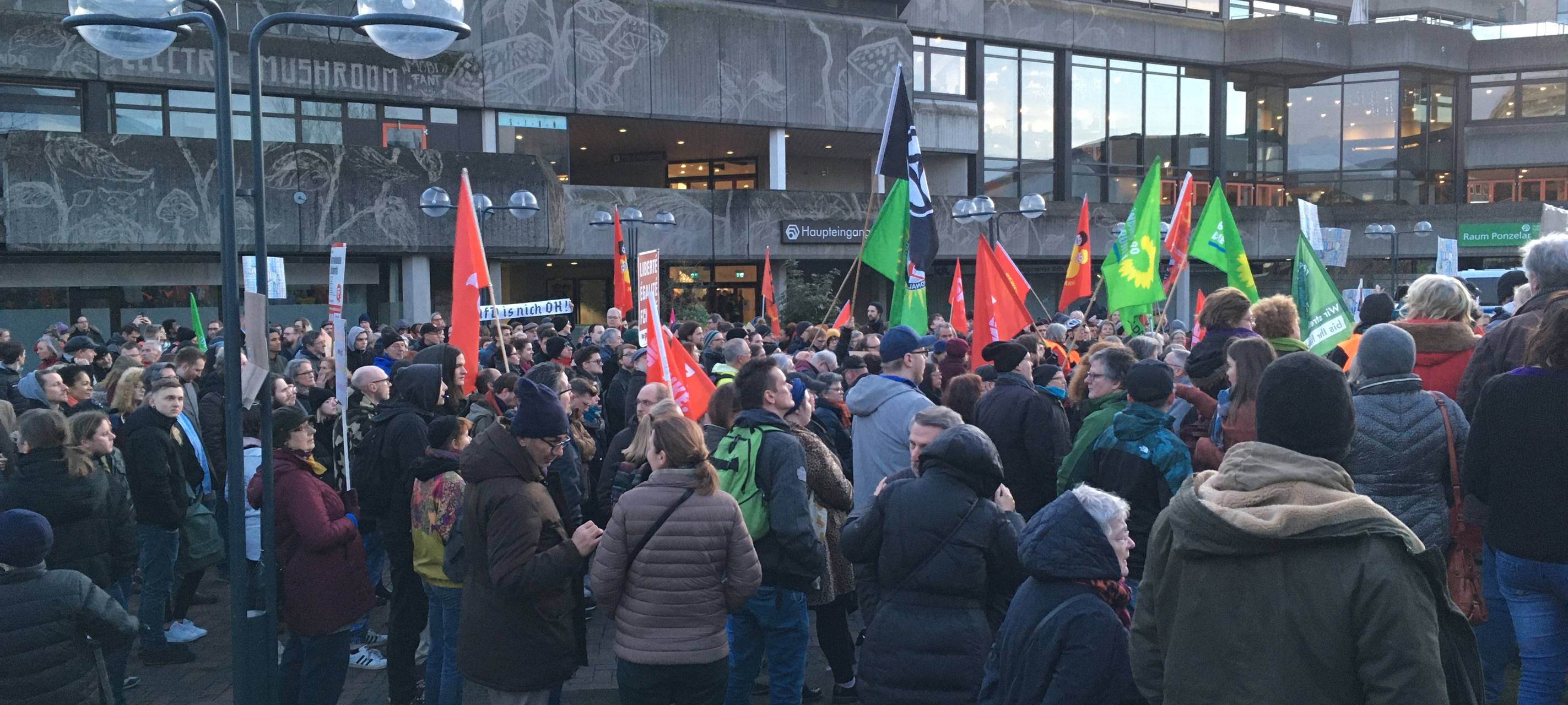 Friedliche Demo gegen AfD-Bürgerdialog