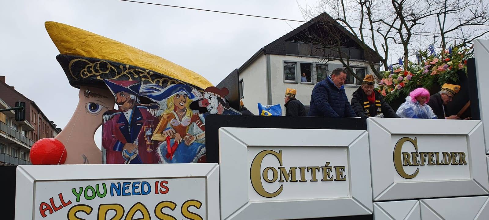 Strecke für den Rosenmontagszug in Krefeld steht