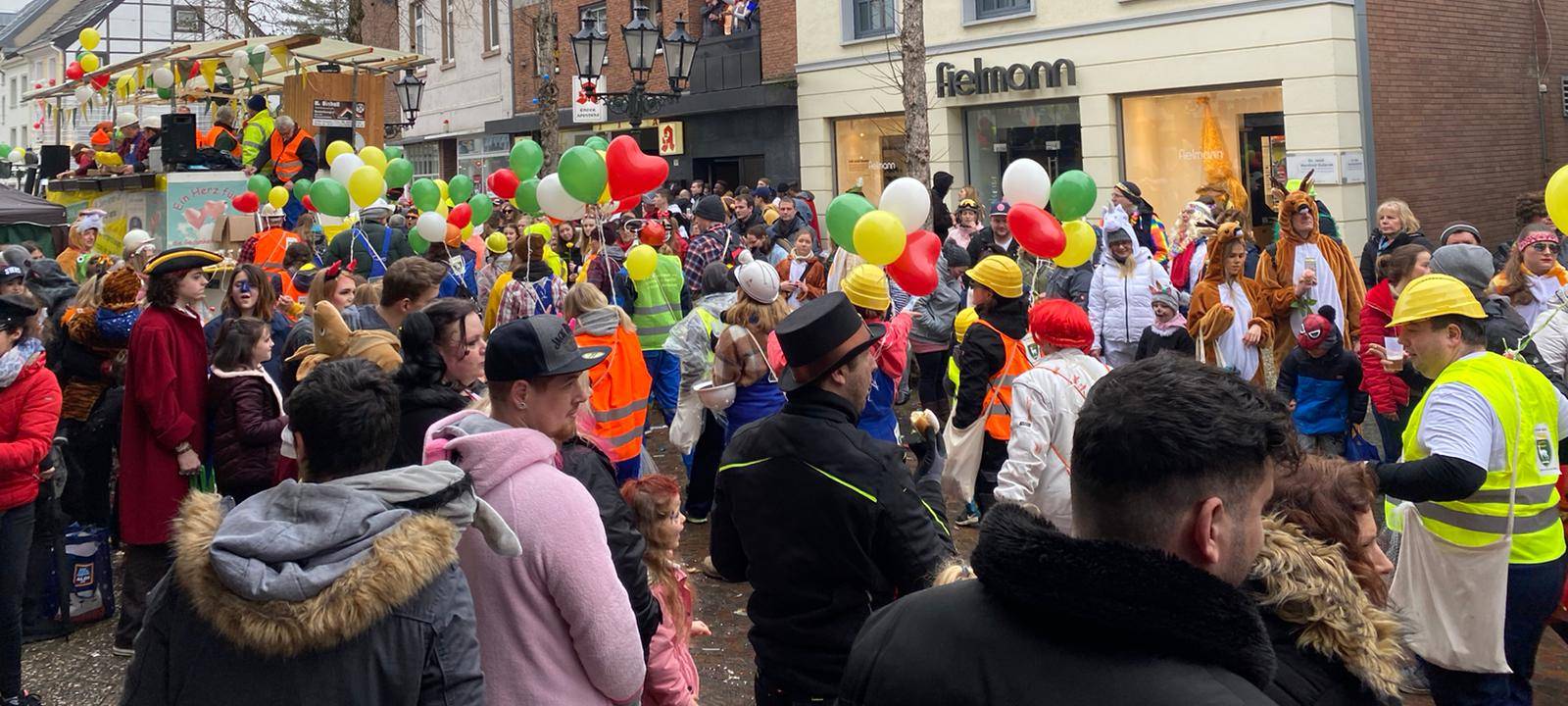 Jecken feiern friedlich am Niederrhein