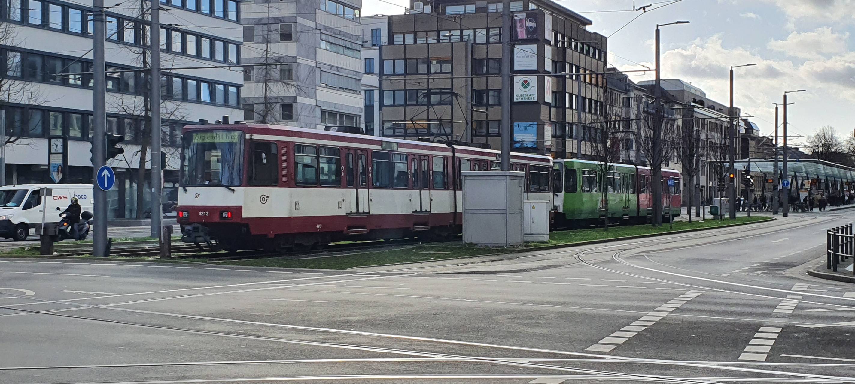 Fast alle Bahnen der Rheinbahn nach Baumschaden repariert