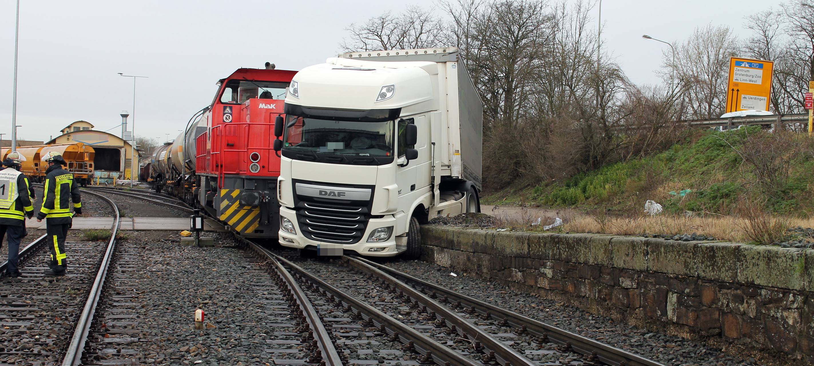 Lkw stößt mit Lok zusammen