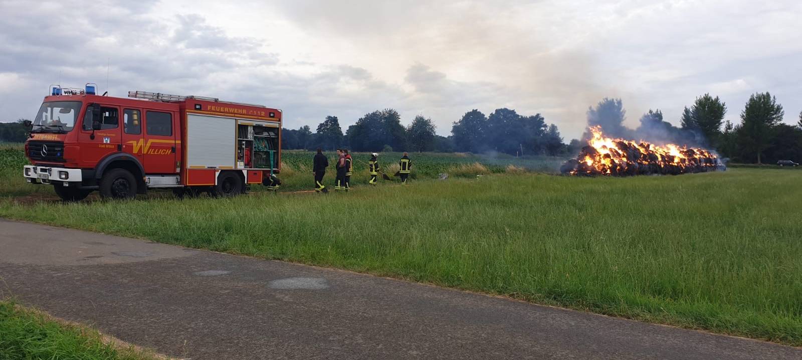 450 Strohballen in Flammen