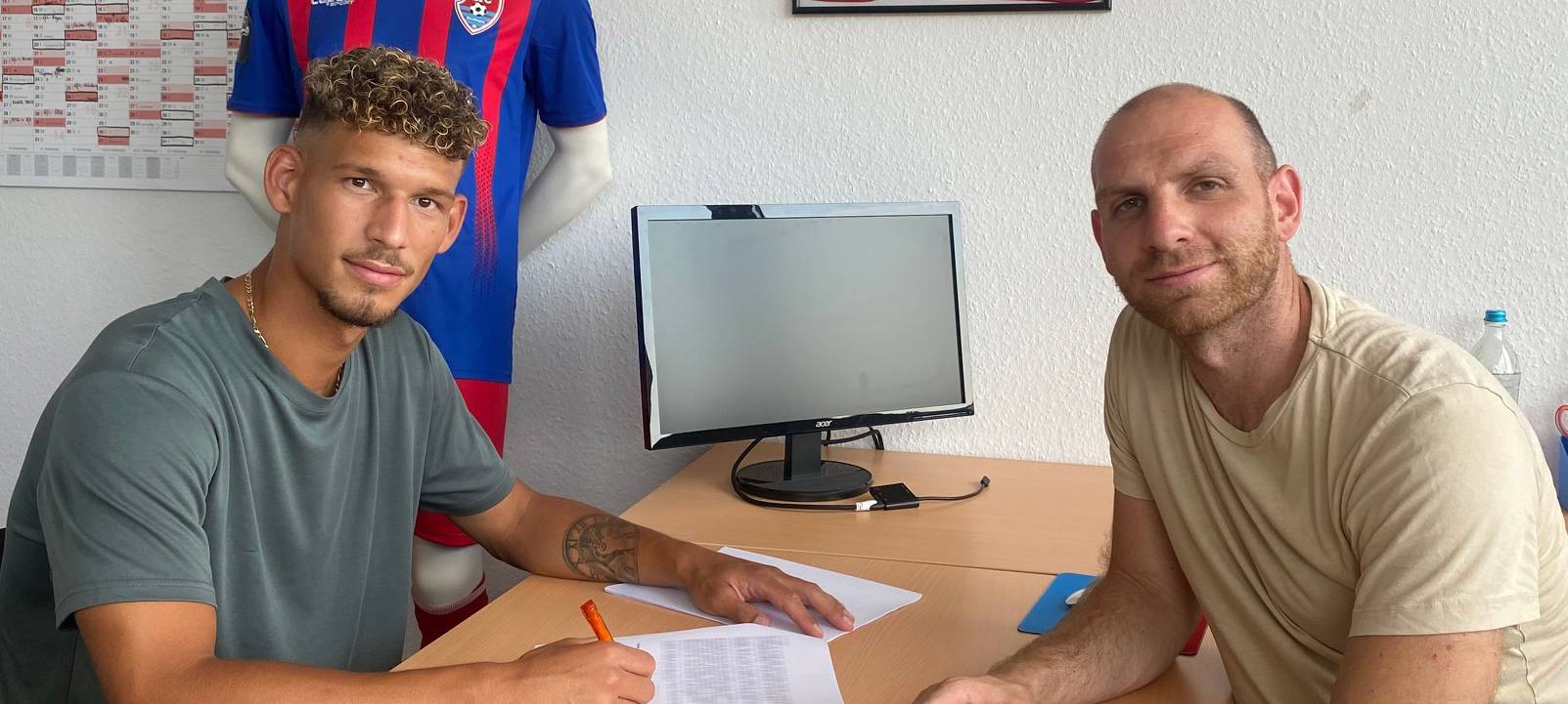 Heinz Mörschel unterschreibt beim KFC Uerdingen
