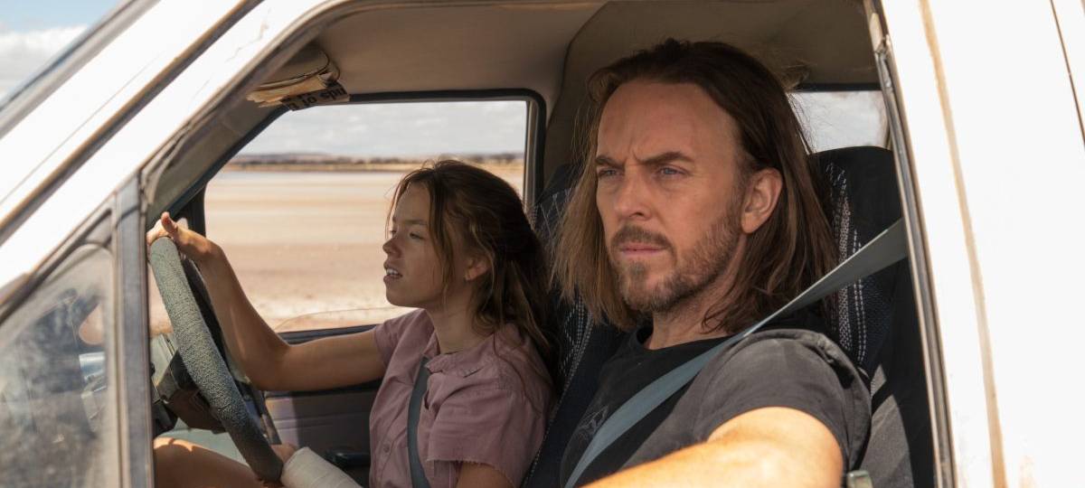 Meg und Lucky im Auto.