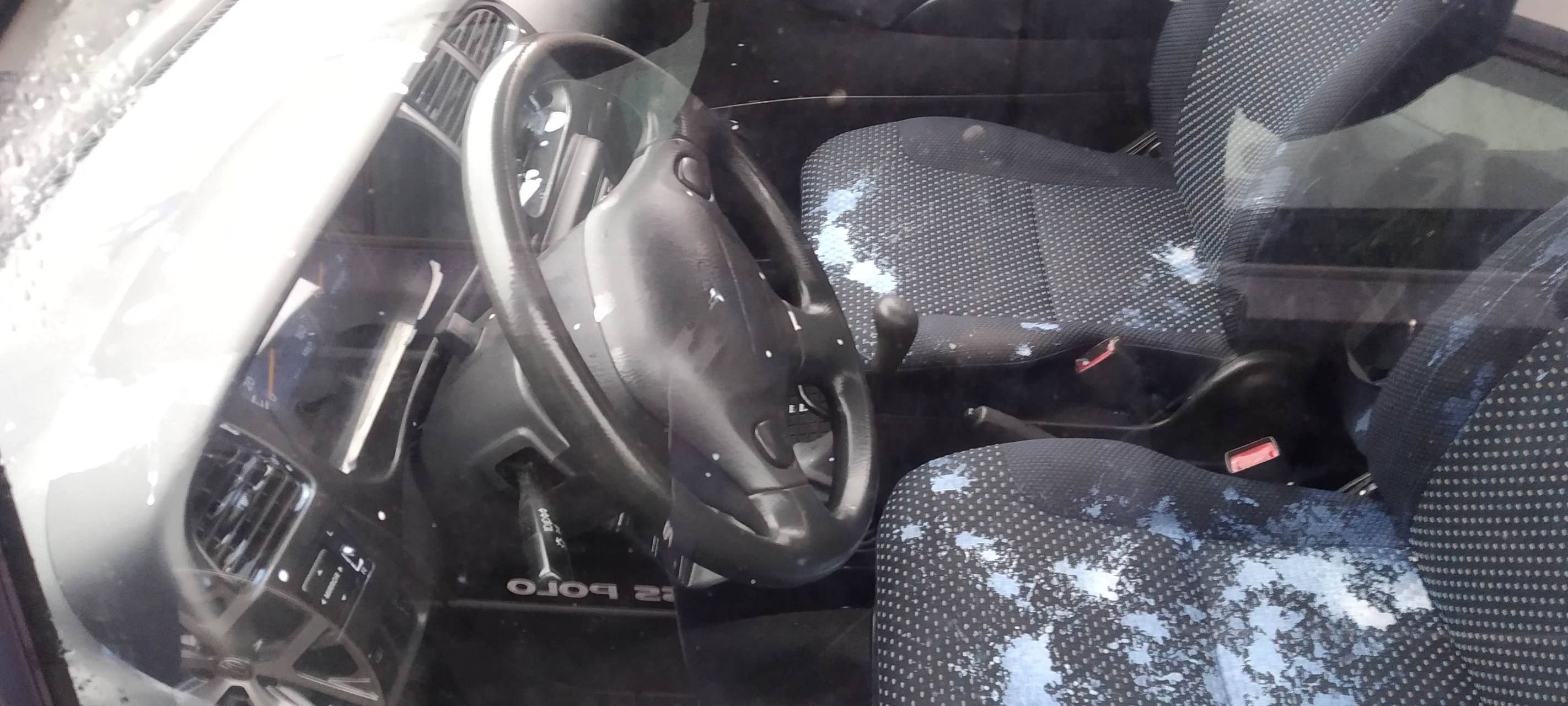 Vandalen zerstören geparktes Auto