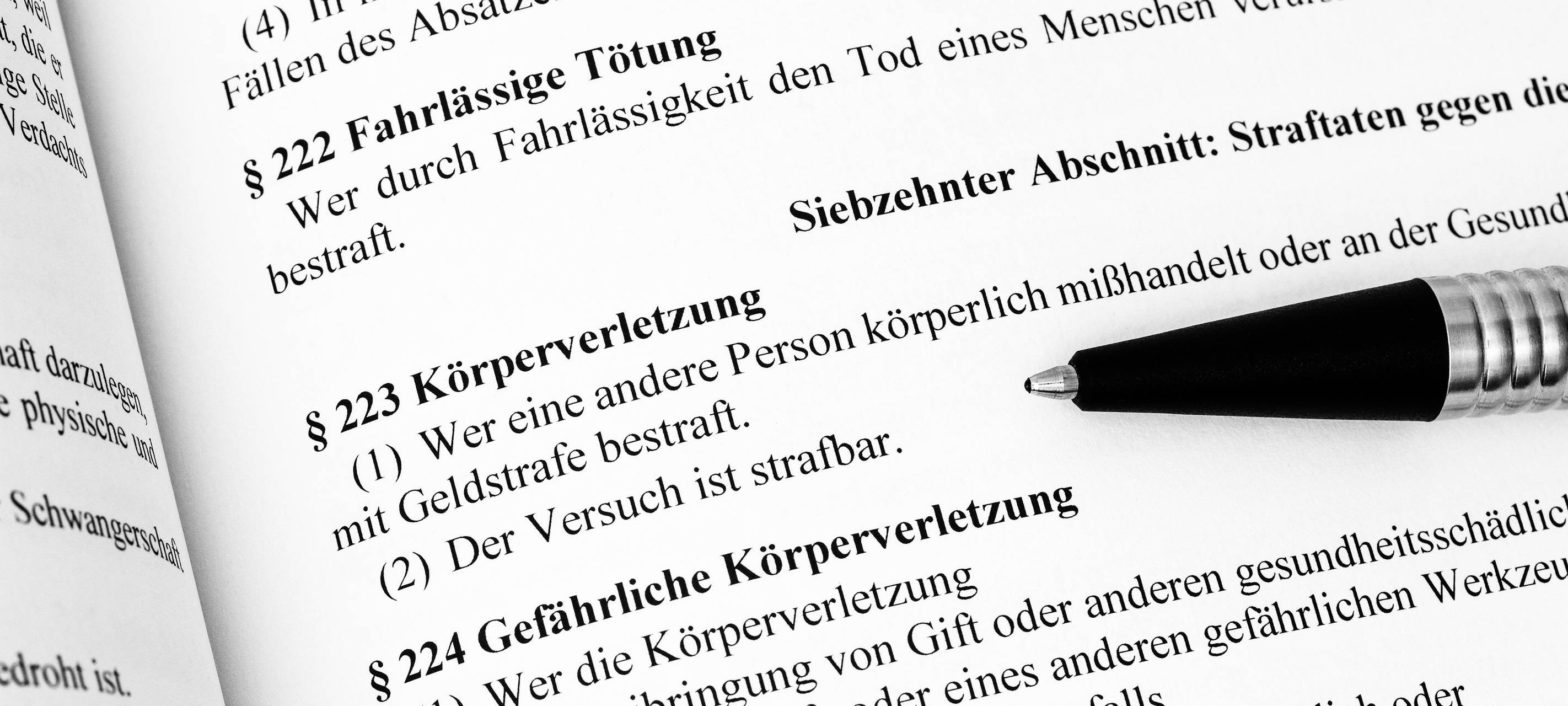 Angeklagte Fußballer schweigen bei Prozessauftakt