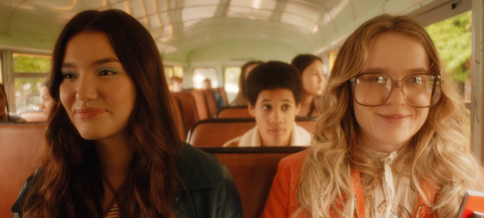 Kate und Tully im Schulbus.