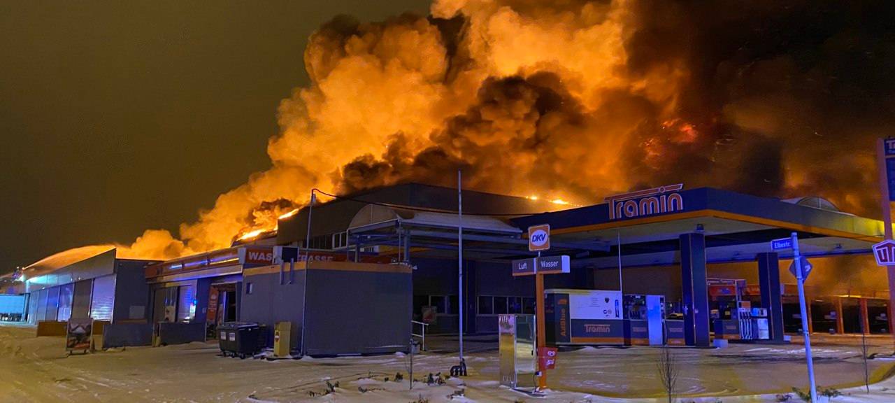 Feuerwehr hilft nach Supermarkt-Brand