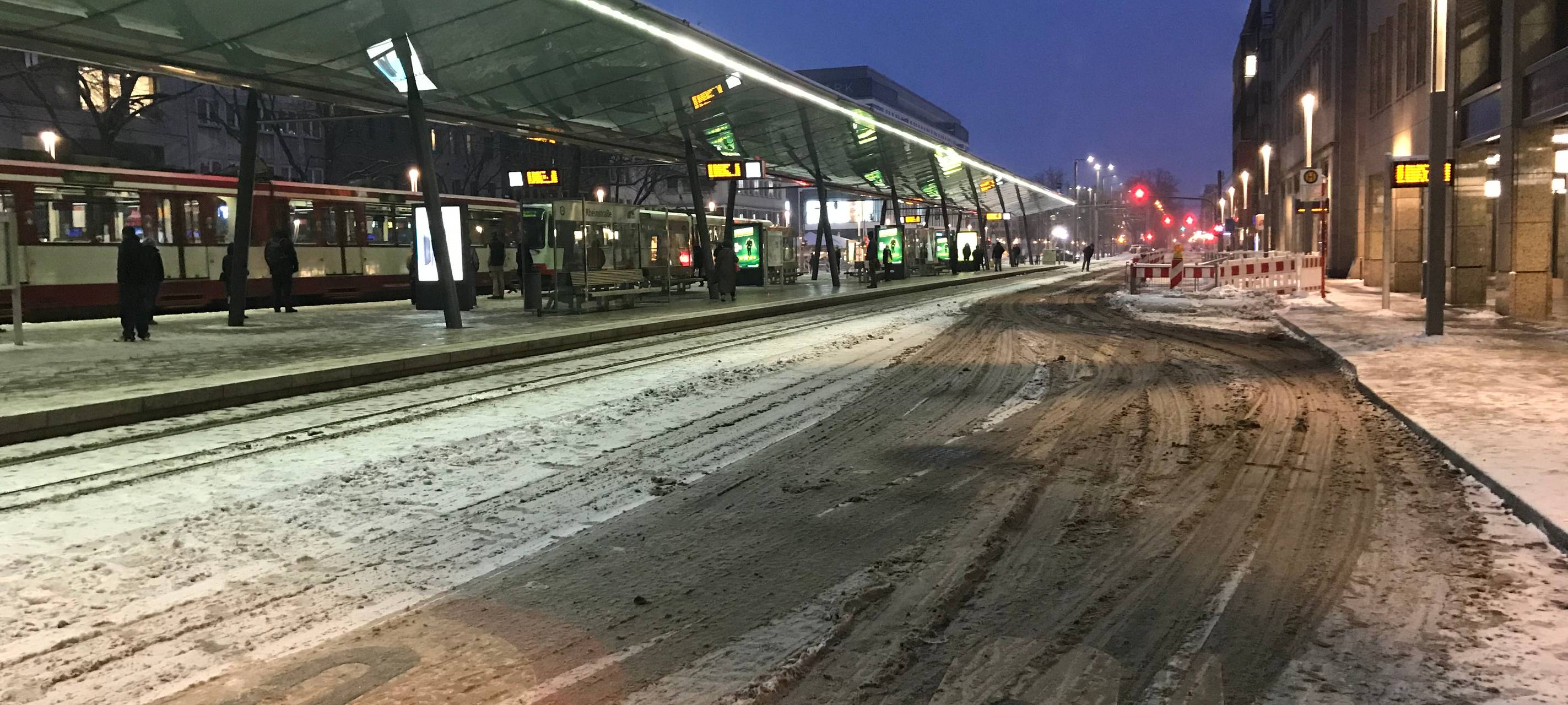 Schnee sorgt für Verkehrschaos am Niederrhein