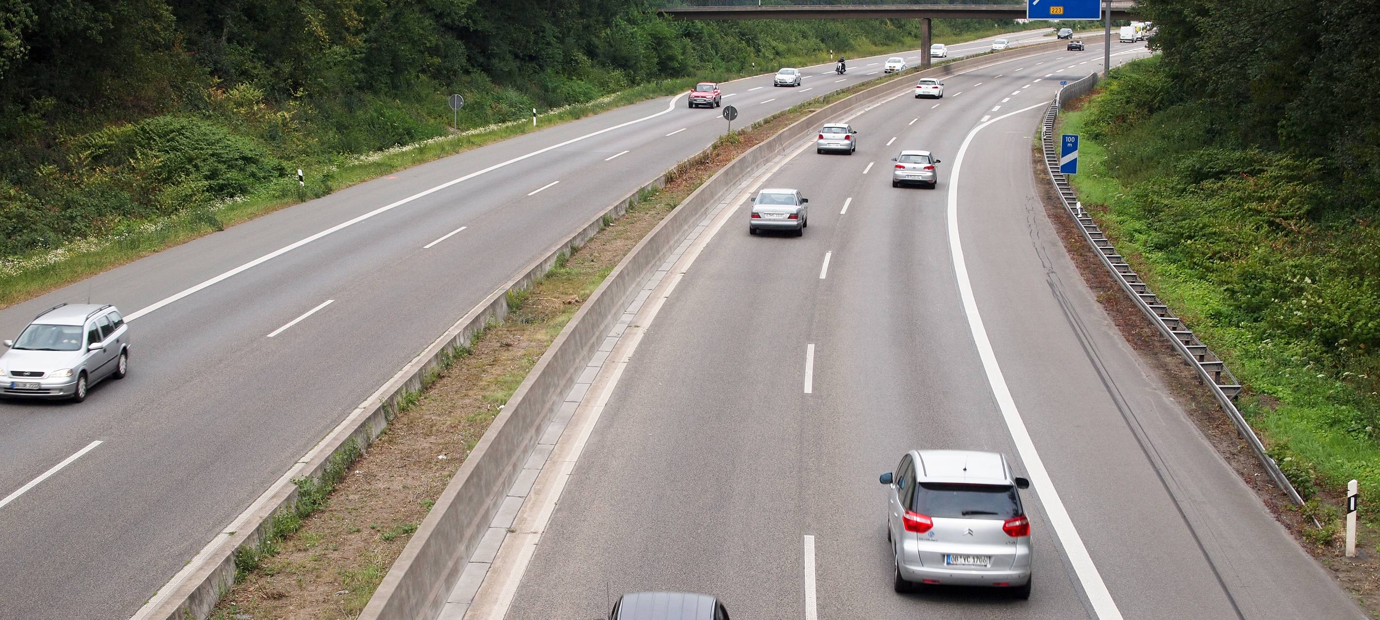 Autofahrer dürfen auf dem Seitenstreifen fahren