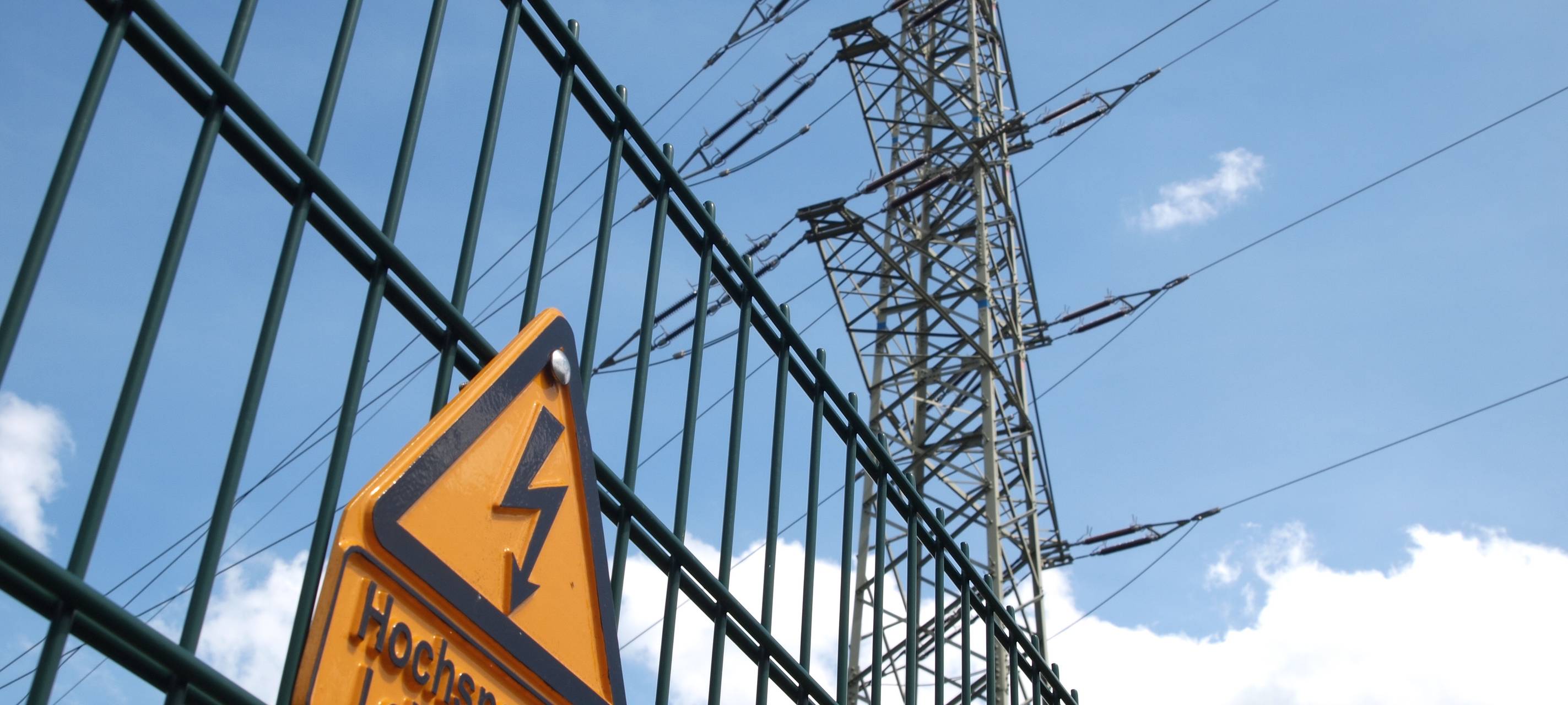Hubschraubereinsatz über Stromleitung