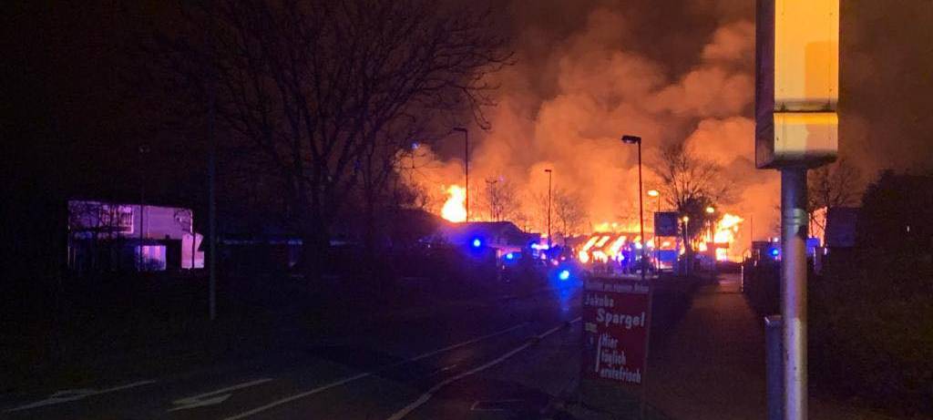 Brand in Holzhandlung unter Kontrolle