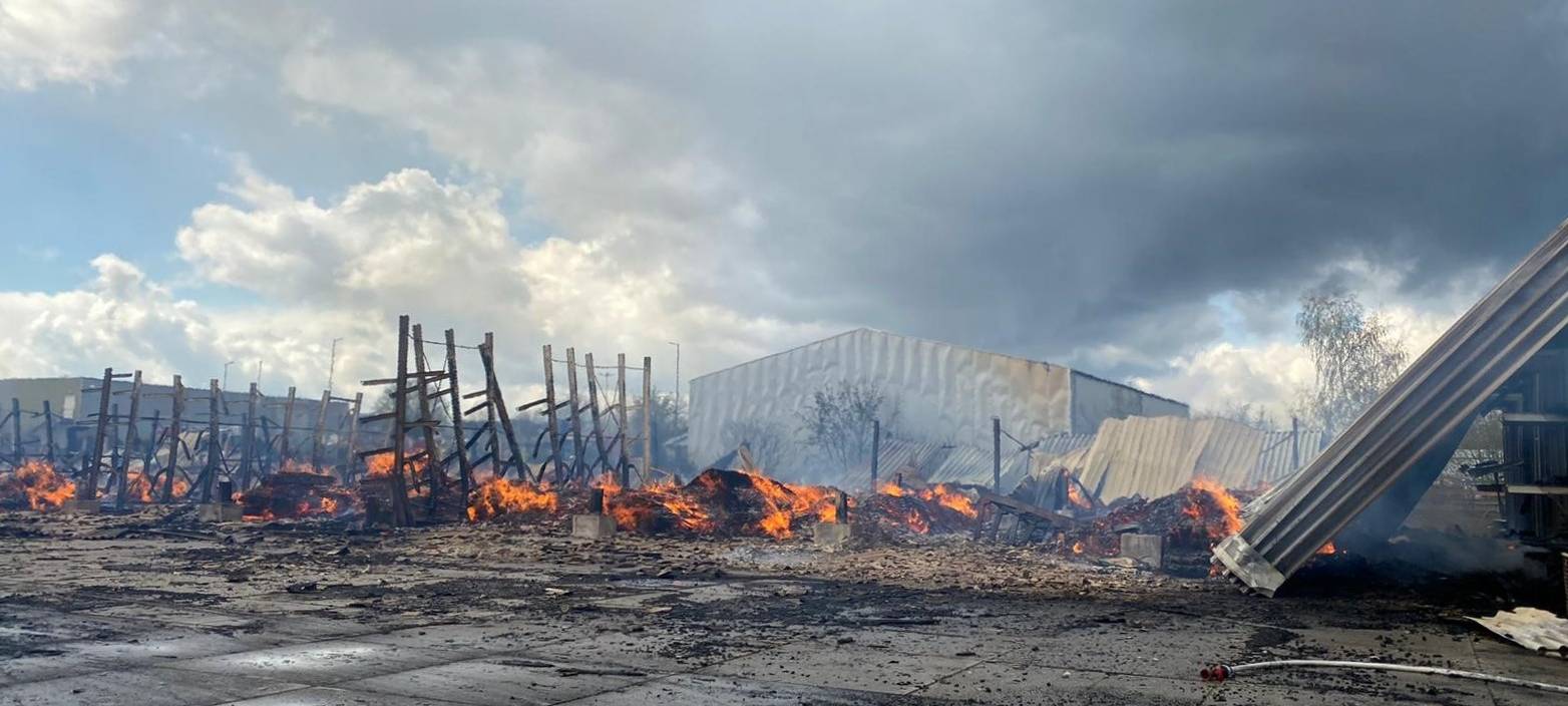 Holzhandel: Feuer brennt kontrolliert weiter