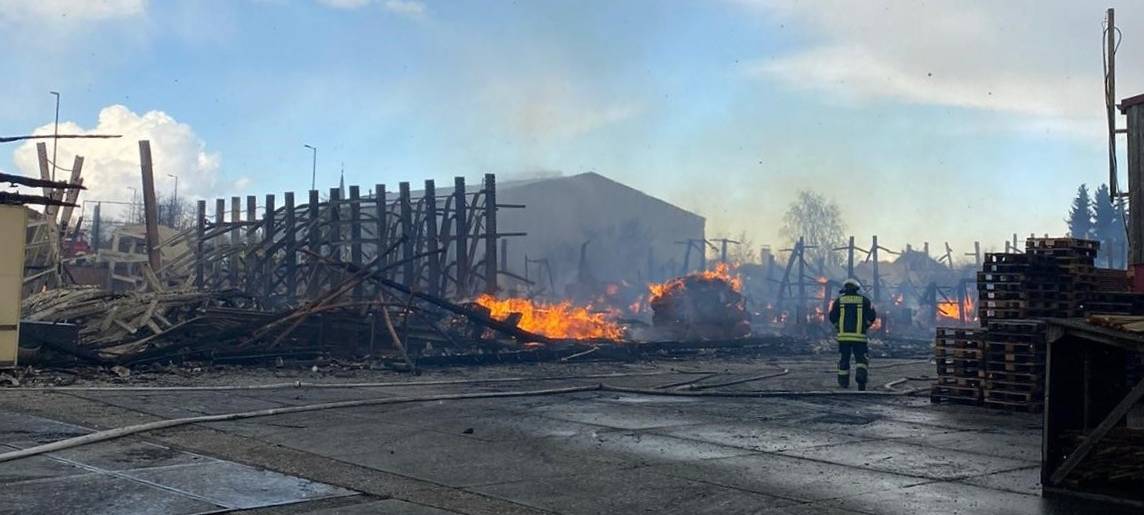 Holzhandel: Feuer brennt kontrolliert weiter