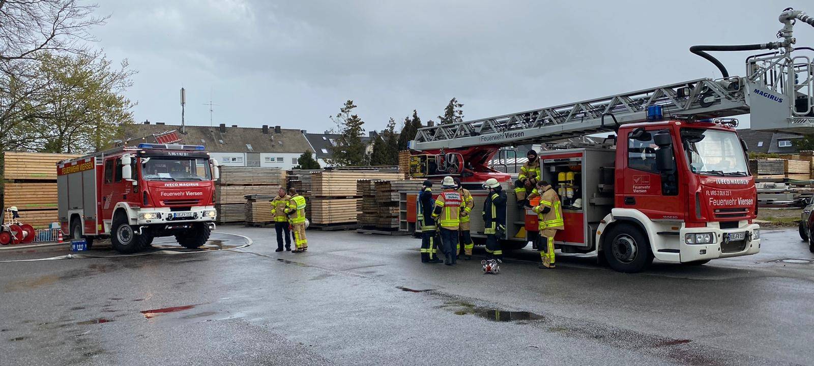 Feuerwehr rückt nach Großbrand ab
