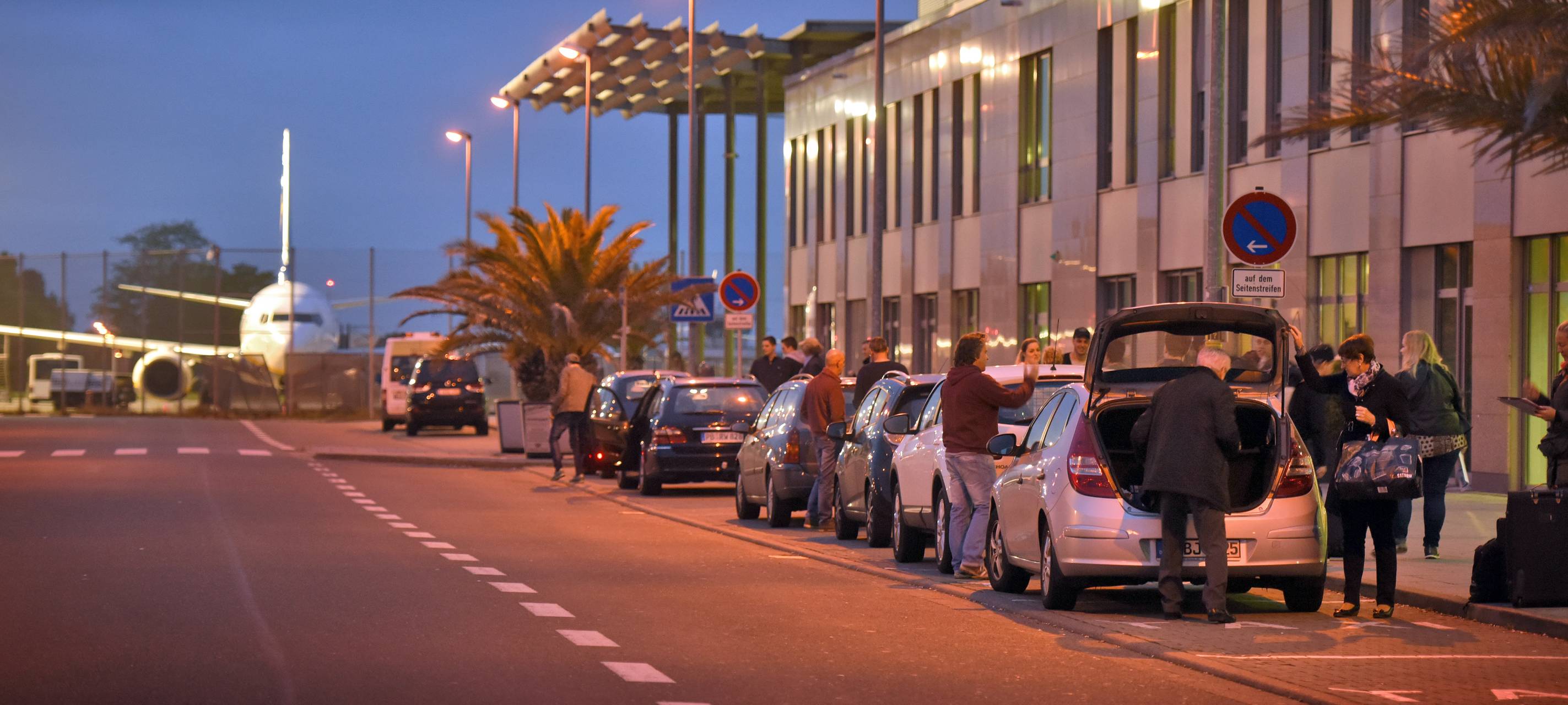 Weeze: Auto fährt in Fensterfront am Terminal