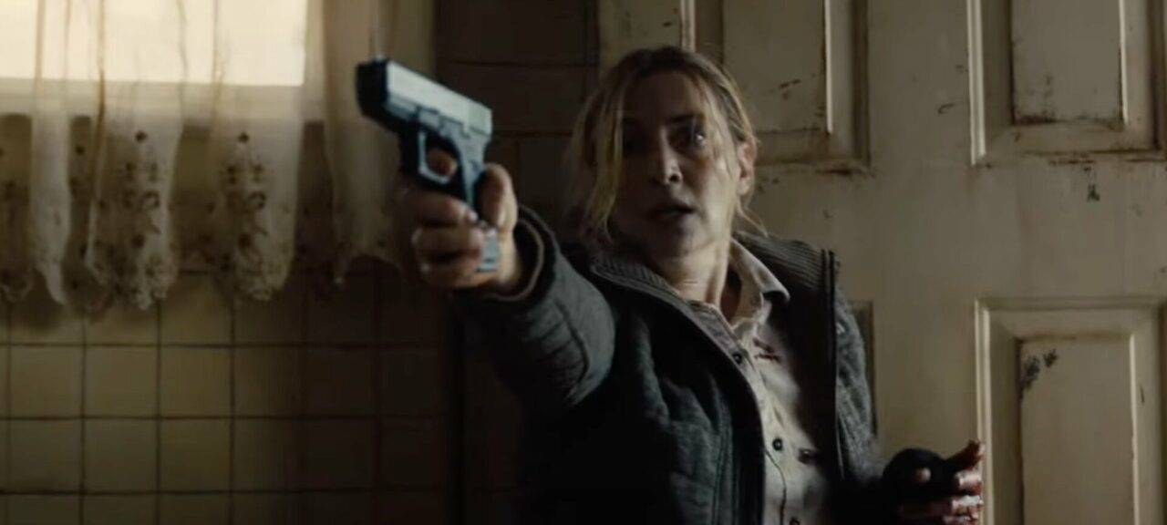 Mare zückt die Waffe.